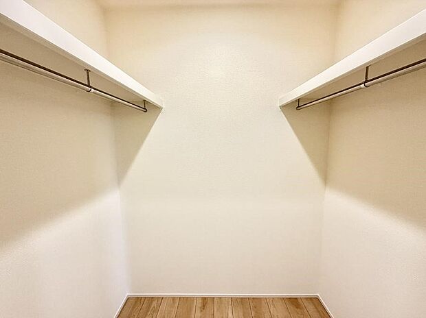 ■季節の洋服も、思い出の小物もすっきり収納できるウォークインクローゼット付