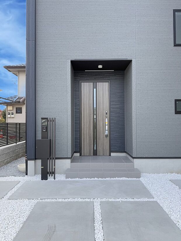 ■ シンプルで美しく、住まいの第一印象を彩る玄関です