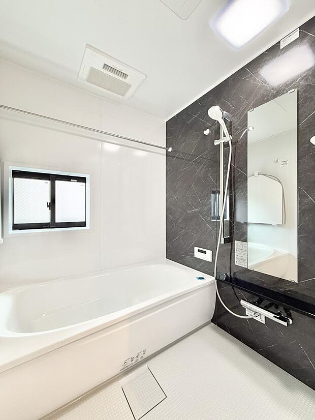 ■落ち着いた色合いの壁面、ゆっくり寛げるバスルーム