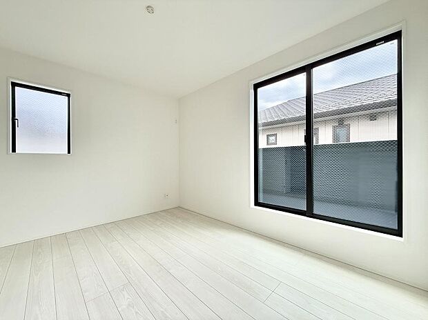 ■大きな窓は開放感があり、明るさ通風バッチリです