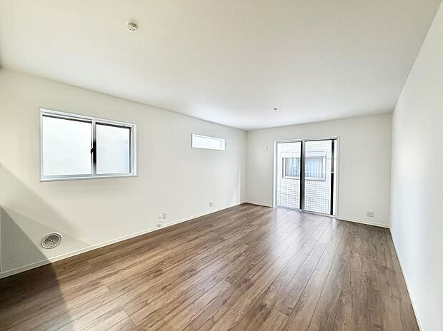 大きな窓から光が入り明るい空間でお寛ぎいただけます