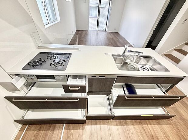 収納力豊富なシステムキッチン