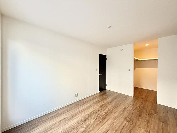 広いクローゼット、収納は多い方が嬉しいですね!