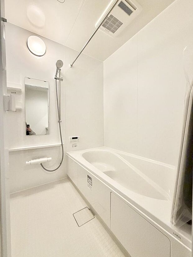 ■落ち着いた色合いの壁面、ゆっくり寛げるバスルーム