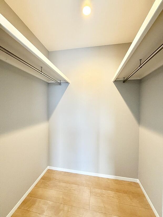 ■季節の洋服も、思い出の小物もすっきり収納できるウォークインクローゼット付  