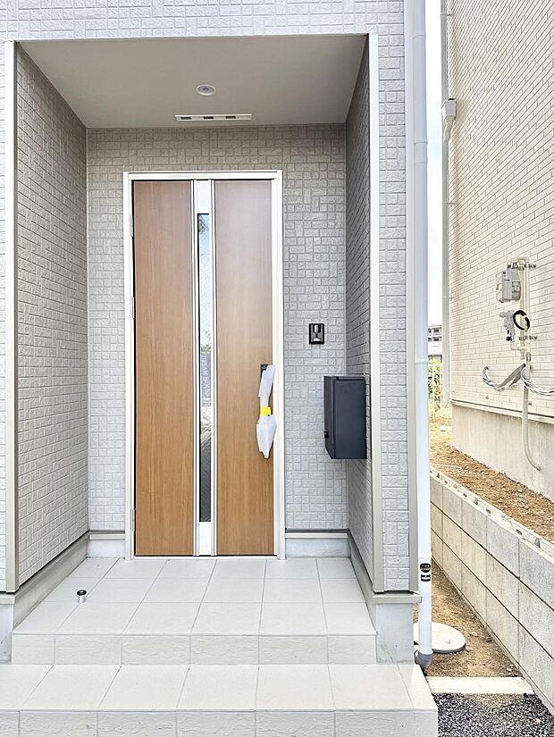 ■ シンプルで美しく、住まいの第一印象を彩る玄関です