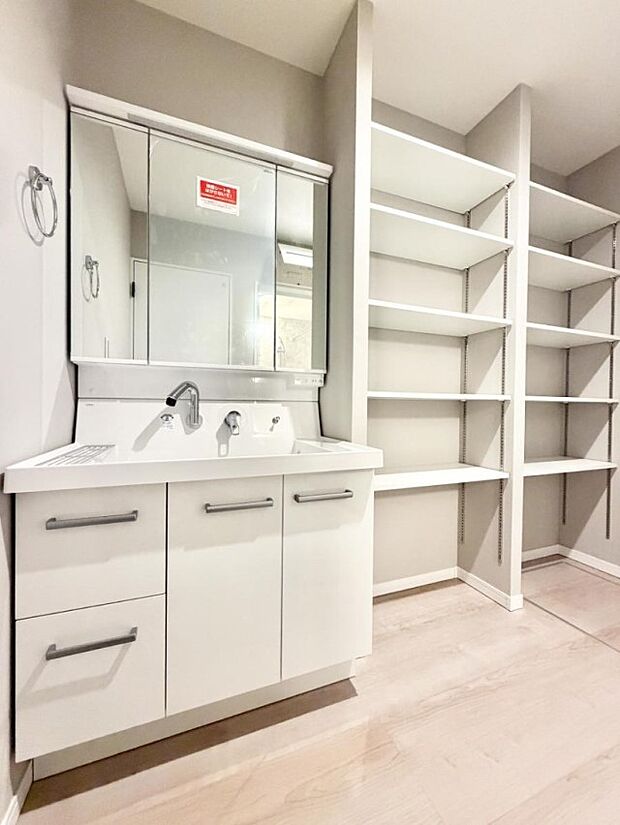 ■明るい洗面所、嬉しい収納スペース付!