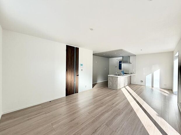 陽ざしが射し込む明るいLDK  