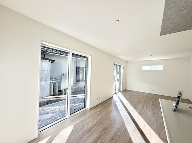 大きな窓から光が入り明るい空間でお寛ぎいただけます