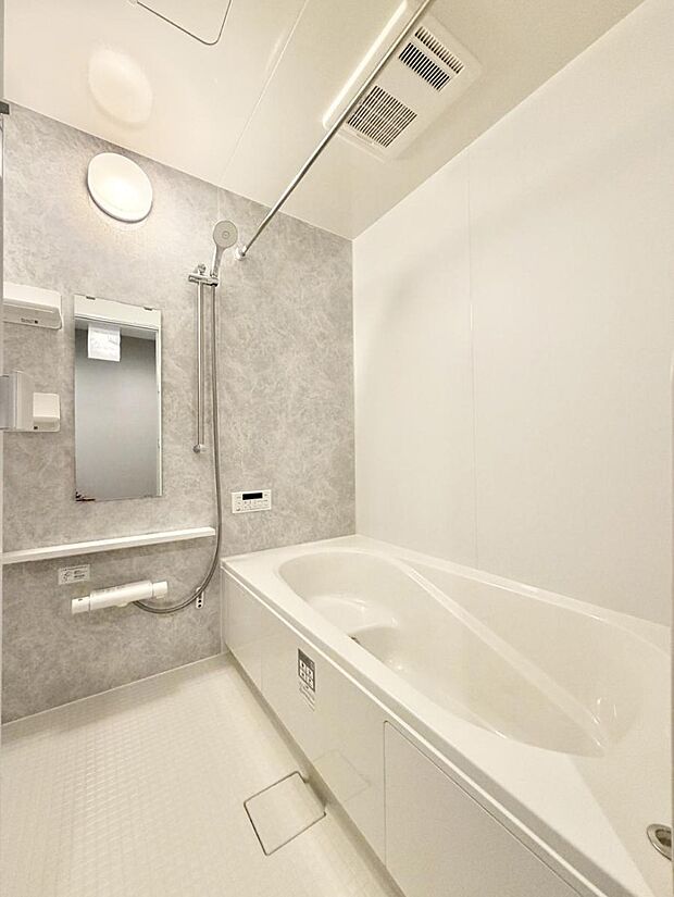 落ち着いた色合いの壁面、ゆっくり、ゆったり寛げるバスルーム。  