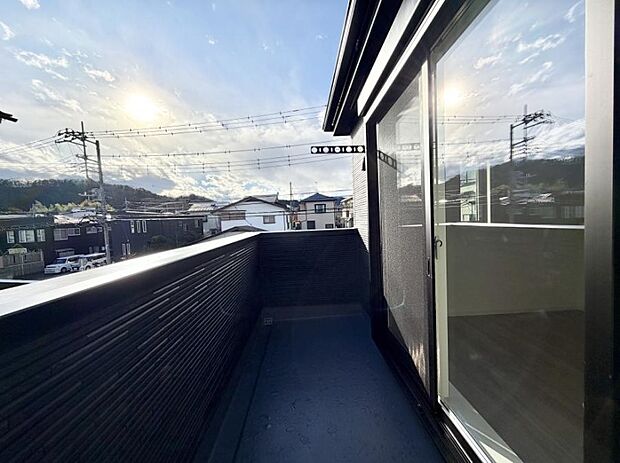 開放的な広々バルコニー