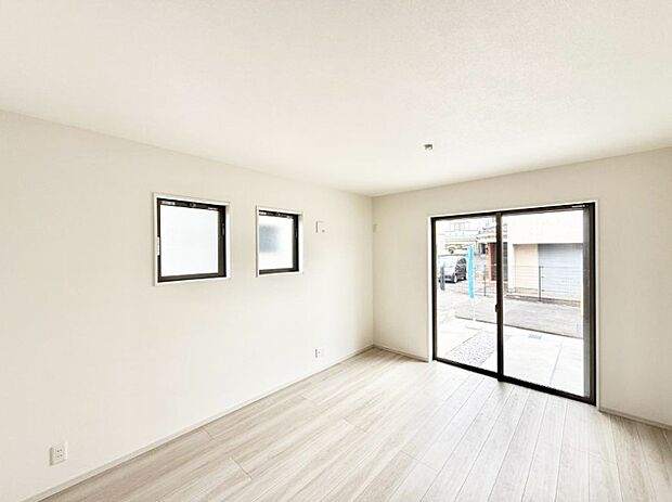 ■陽ざしが射し込む明るいLDKは家族でのんびり寛げます  