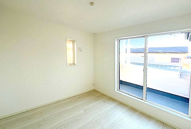 大きな窓は開放感があり、明るさ通風バッチリです  