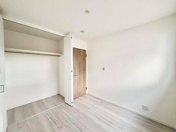 広いクローゼット、収納は多い方が嬉しいですね！  