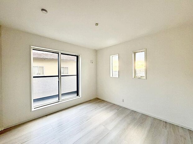 大きな窓は開放感があり、明るさ通風バッチリです