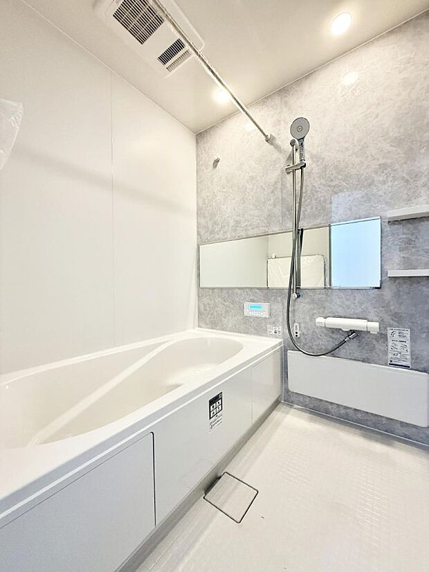 ■落ち着いた色合いの壁面、ゆっくり寛げるバスルーム