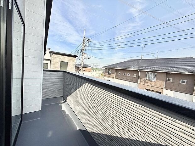 ■ 心地よい風と光を感じる、くつろぎのバルコニー