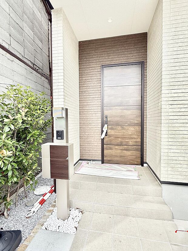 ■ シンプルで美しく、住まいの第一印象を彩る玄関です