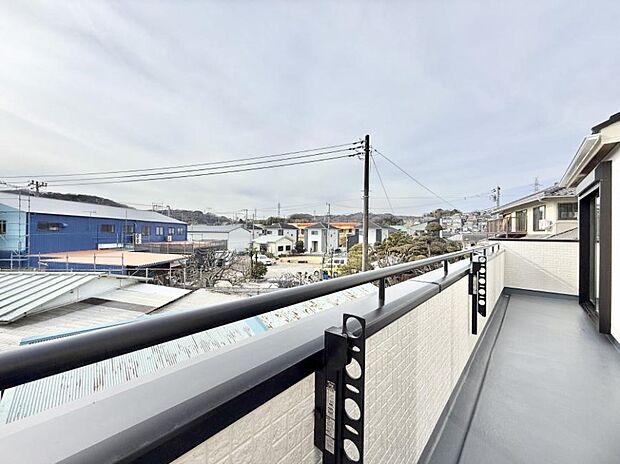 ■ 心地よい風と光を感じる、くつろぎのバルコニー