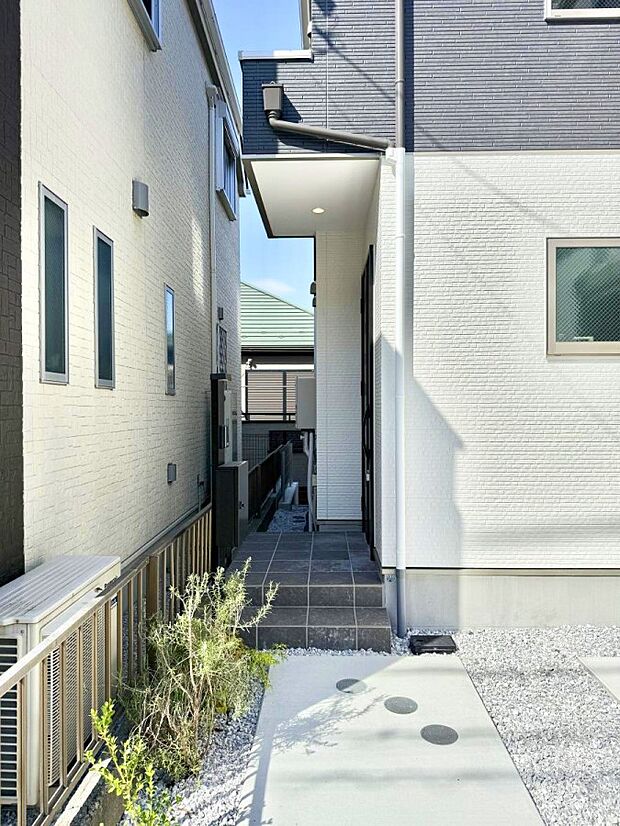 ■ シンプルで美しく、住まいの第一印象を彩る玄関です