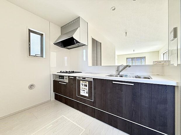 ■小窓があるので、明るさと開放感たっぷりなキッチン！  