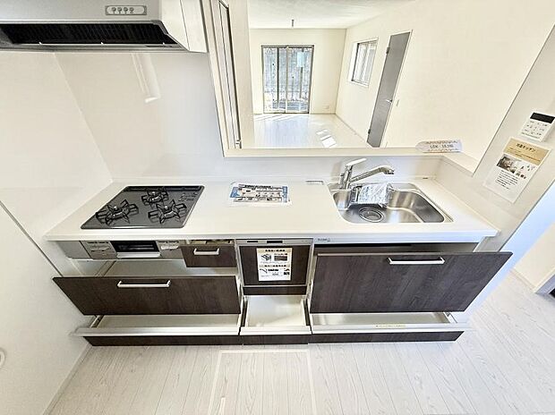 収納力豊富なシステムキッチンです！