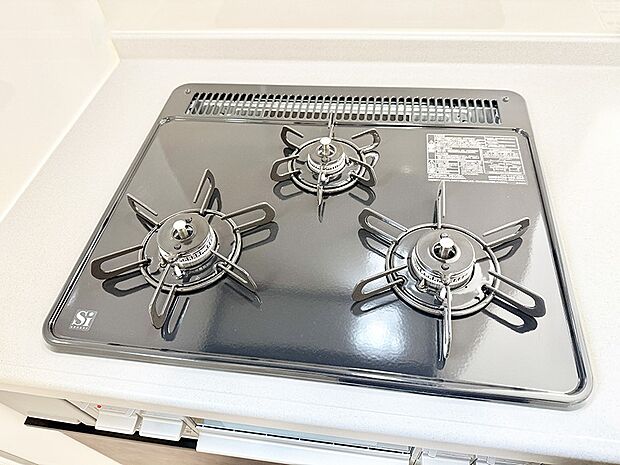 ■3口コンロのシステムキッチンで料理の手順もスムーズに
