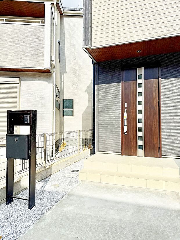 ■ シンプルで美しく、住まいの第一印象を彩る玄関です