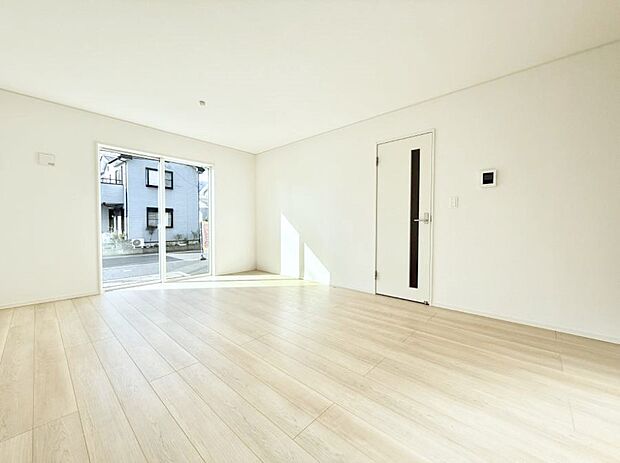 ■自然の光が差し込み、明るい空間が広がります