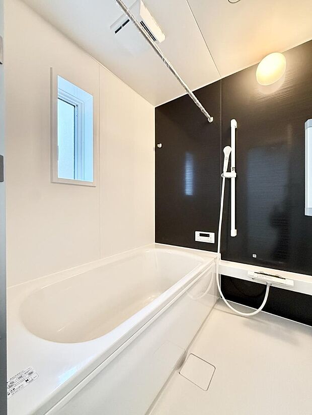 ■落ち着いた色合いの壁面、ゆっくり寛げるバスルーム