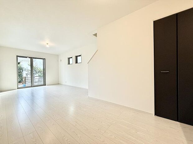 ■陽ざしが射し込む明るいLDKは家族でのんびり寛げます  