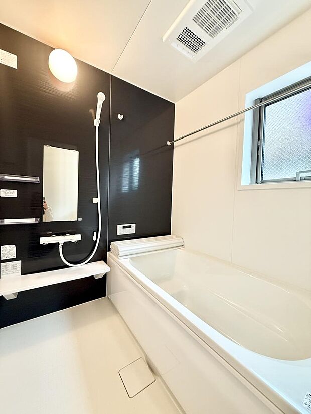 ■落ち着いた色合いの壁面、ゆっくり寛げるバスルーム