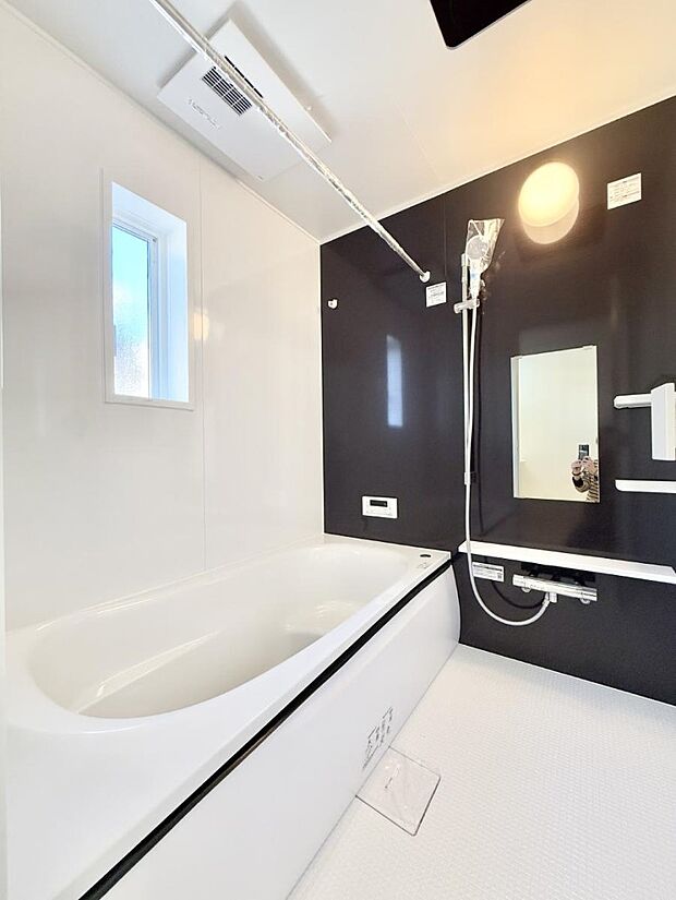 ■落ち着いた色合いの壁面、ゆっくり寛げるバスルーム