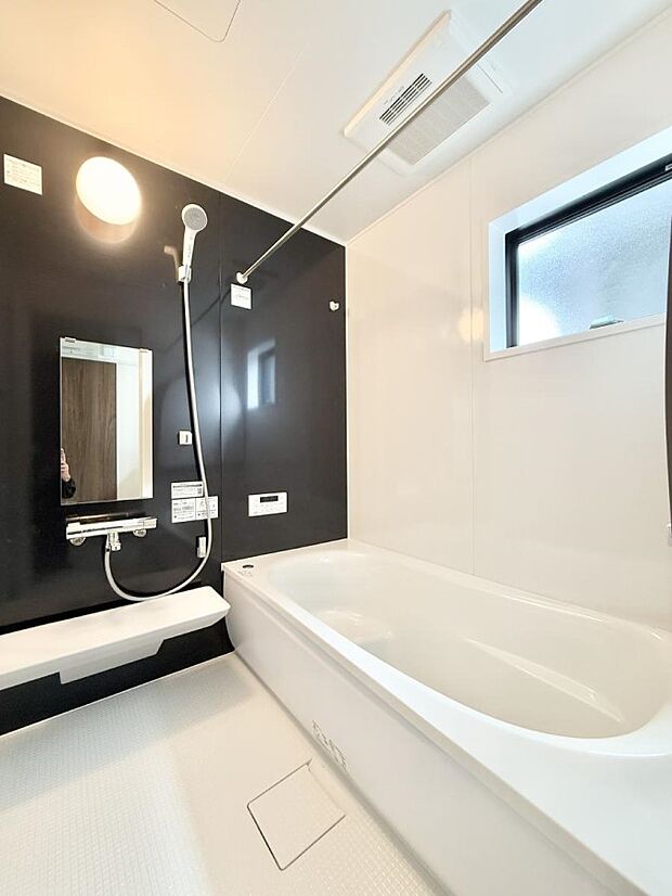 ■落ち着いた色合いの壁面、ゆっくり寛げるバスルーム