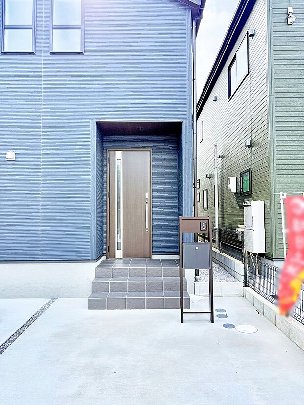 ■ シンプルで美しく、住まいの第一印象を彩る玄関です