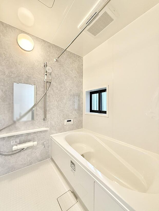 ■落ち着いた色合いの壁面、ゆっくり寛げるバスルーム