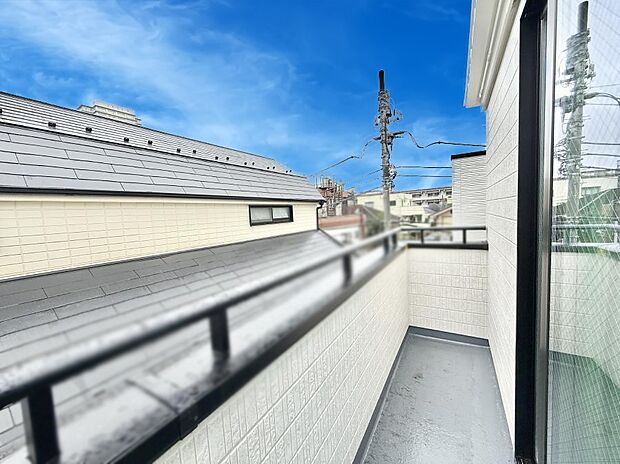 ■ 心地よい風と光を感じる、くつろぎのバルコニー