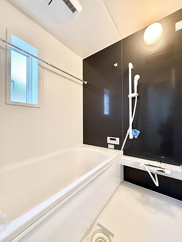 ■落ち着いた色合いの壁面、ゆっくり寛げるバスルーム