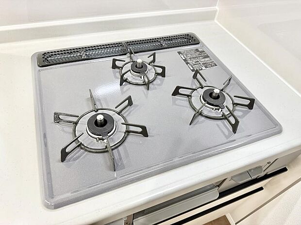 ■3口コンロのシステムキッチンで料理の手順もスムーズに