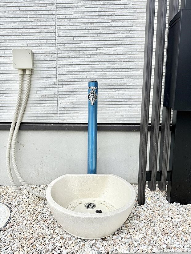 ■ガーデニングや洗車などの際に大活躍な屋外立水栓  