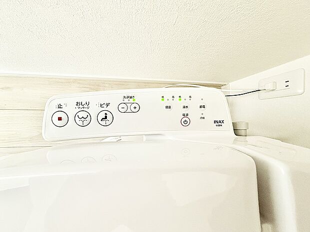 ■温水洗浄で快適、清潔感が保たれるシャワートイレ