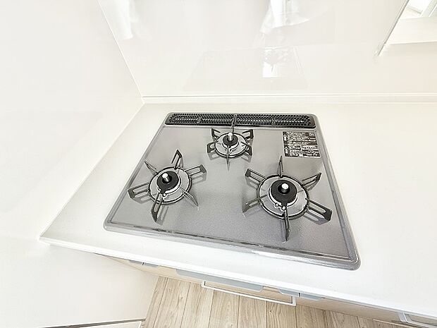 ■3口コンロのシステムキッチンで料理の手順もスムーズに