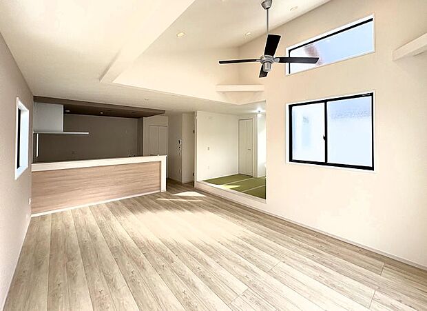 大きな窓から光が入り明るい空間でお寛ぎいただけます