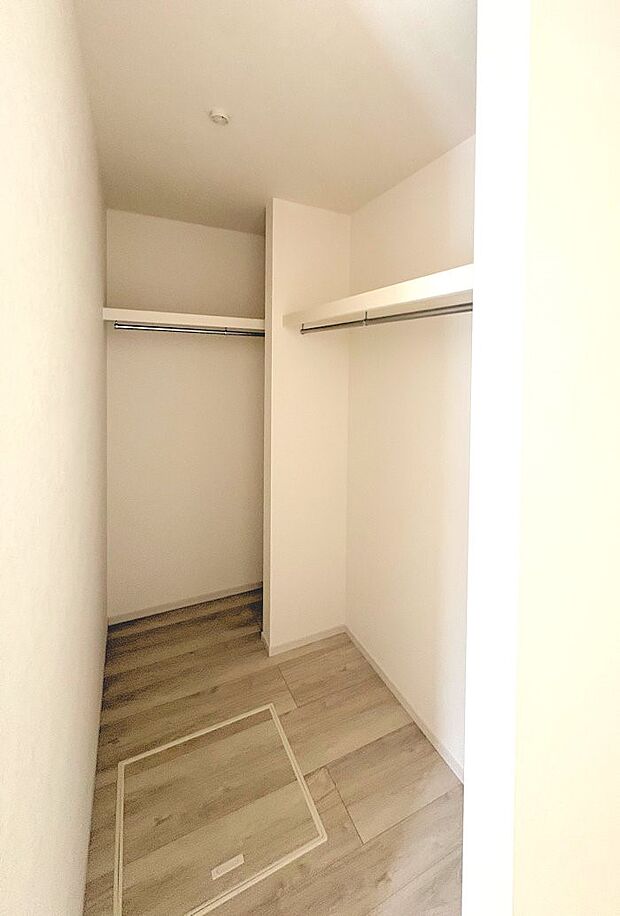 ウォークインクローゼット付でお部屋もすっきり片付きます  