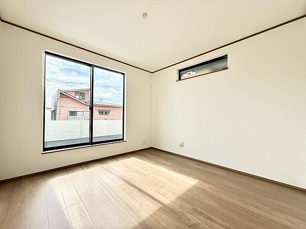 大きな窓は開放感があり、明るさ通風バッチリです