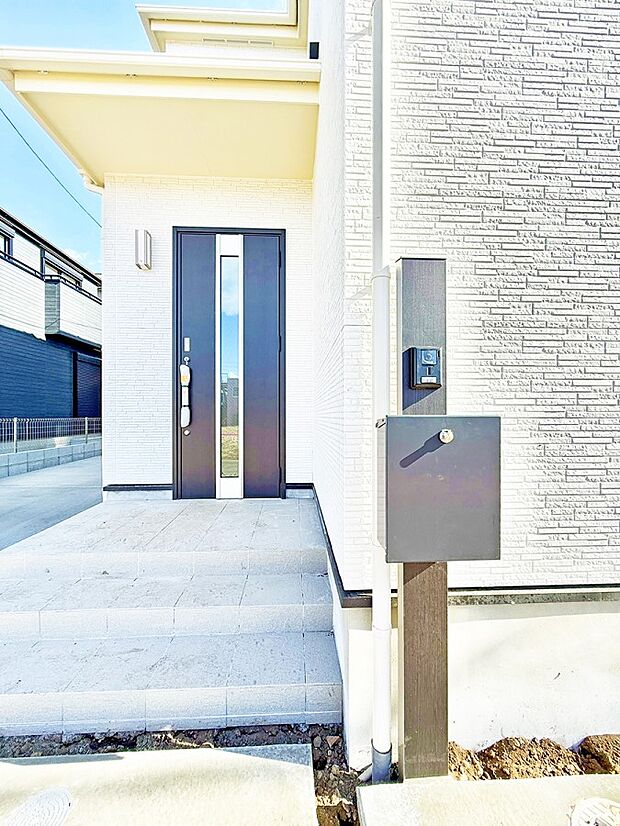 ■ シンプルで美しく、住まいの第一印象を彩る玄関です