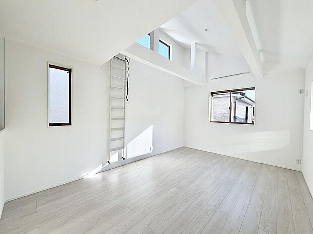 ■自然の光が差し込み、明るい空間が広がります