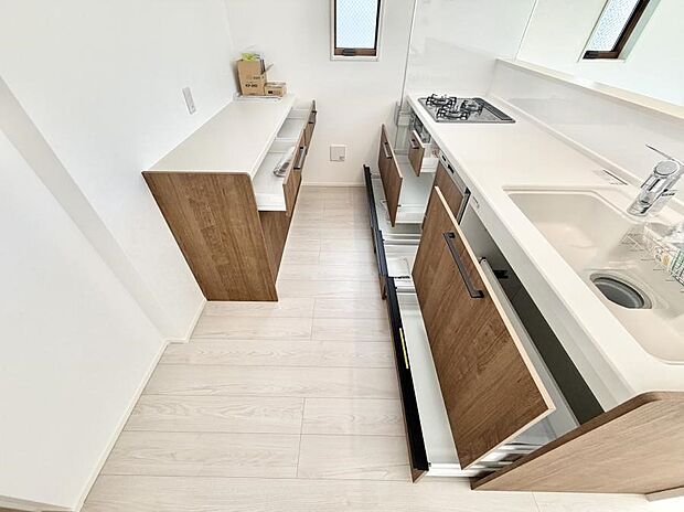 ■背面には食器類が収納できるカップボード付き