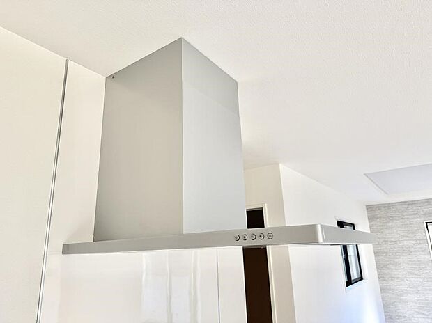 ■フードに覆われている為、匂いが換気扇に誘導され、効率的に排煙ができます