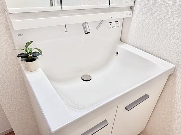 ■細かい部分まで洗いやすく便利なハンドシャワー付き